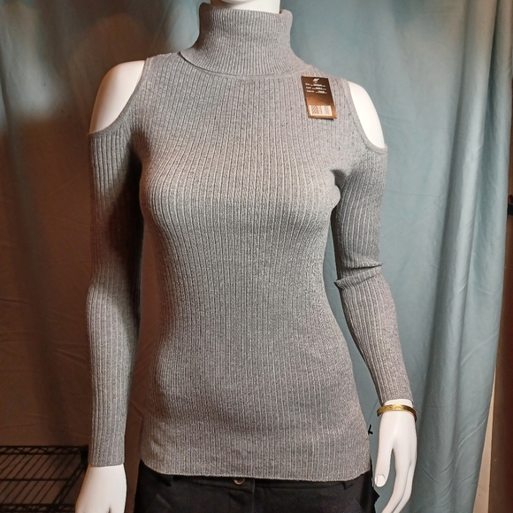 ๐ค Grey Cold Sholder Top Maze Collection - Picture 2 of 12